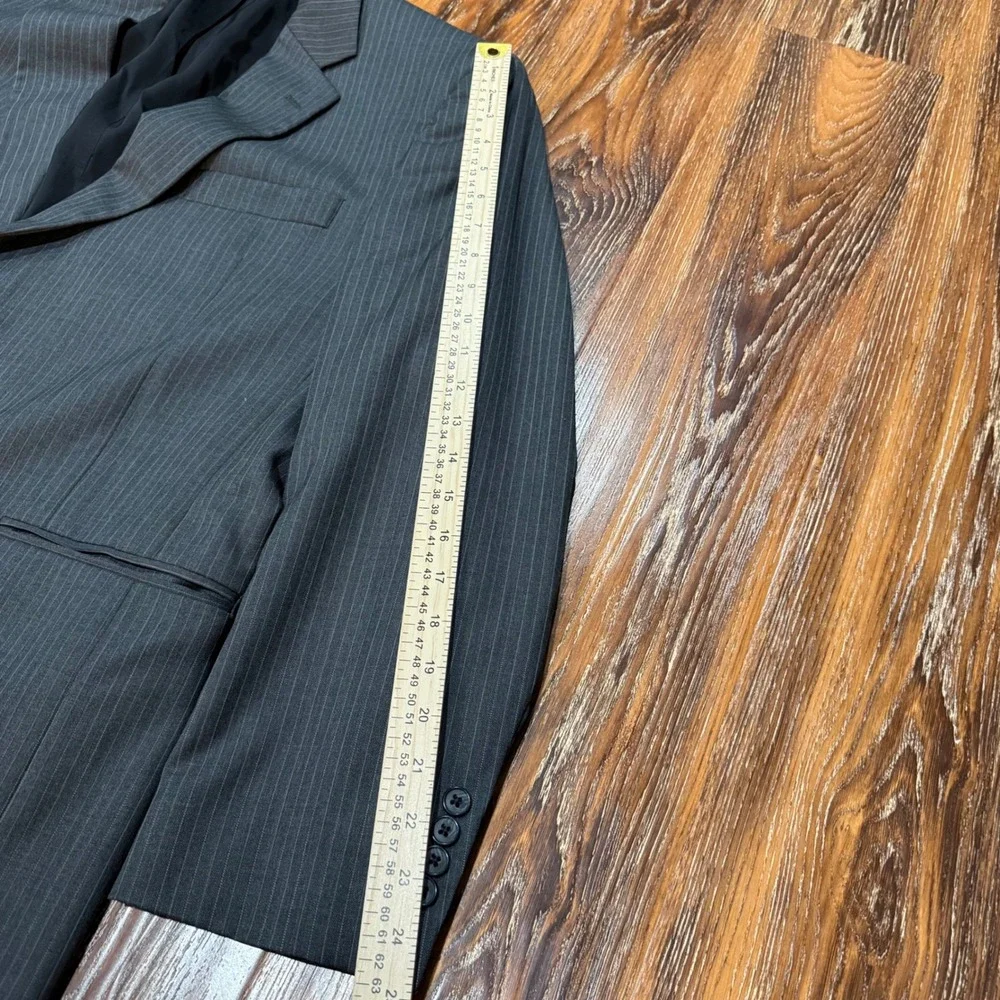 Jos A Bank Travelers Collection Men's 46R Suit 100% Wool Gray Pinstripe 2 Piece